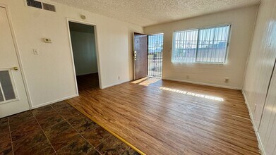 3720 Royal Crest Cir in Paradise, NV - Building Photo - Building Photo