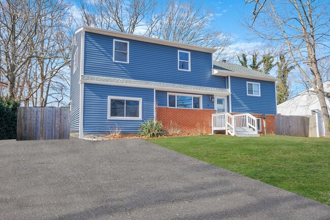 12 Carl St in Lake Ronkonkoma, NY - Building Photo - Building Photo