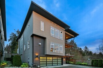 11214 NE 68th St in Kirkland, WA - Building Photo - Building Photo