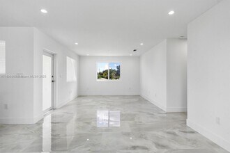 2926 NW 58th St in Miami, FL - Building Photo - Building Photo