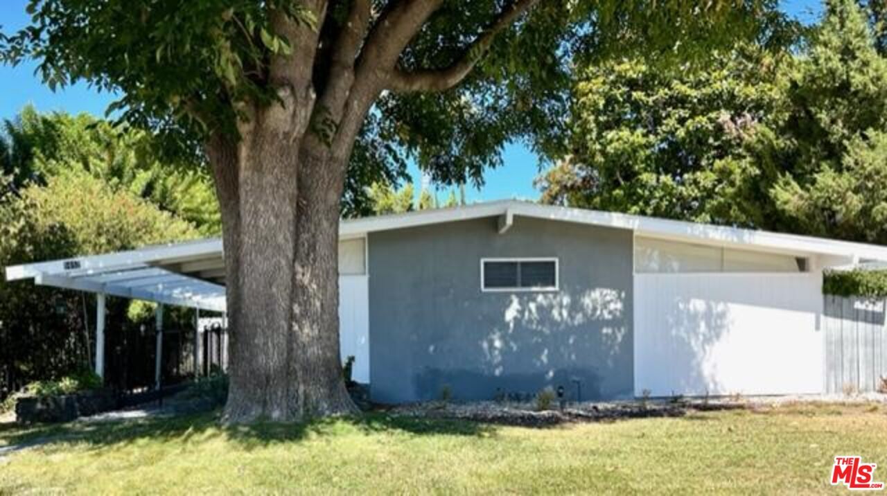 5652 Fallbrook Ave in Los Angeles, CA - Foto de edificio