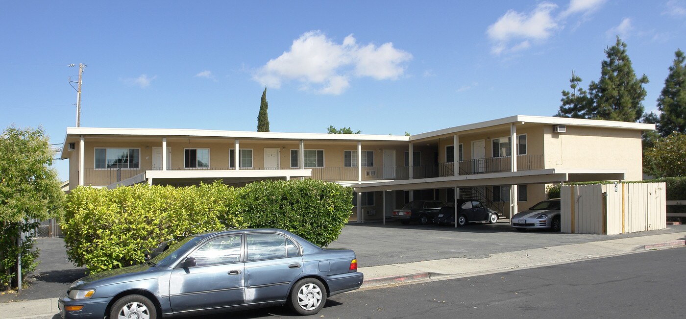 1495 Bassett Dr in Concord, CA - Foto de edificio