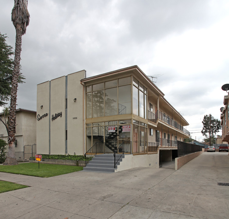 Sierra Holiday in Van Nuys, CA - Building Photo