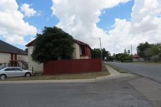 St. Lawrence Apartments in McAllen, TX - Foto de edificio - Building Photo