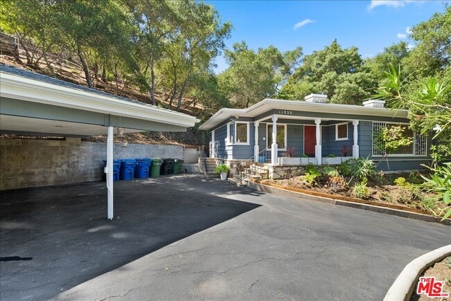 11930 Briarvale Ln in Los Angeles, CA - Foto de edificio - Building Photo