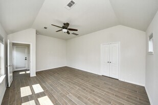 12421 Berberry Dr in Texas City, TX - Building Photo