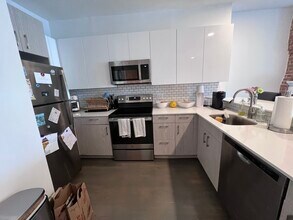 1424 Beacon St, Unit 4 in Brookline, MA - Foto de edificio - Building Photo