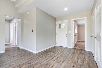 713 W Ave H-10 in Lancaster, CA - Building Photo - Building Photo