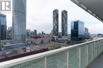 15 Queens Quay E in Toronto, ON - Building Photo - Building Photo