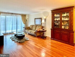 2817 Jermantown Rd in Oakton, VA - Building Photo - Building Photo