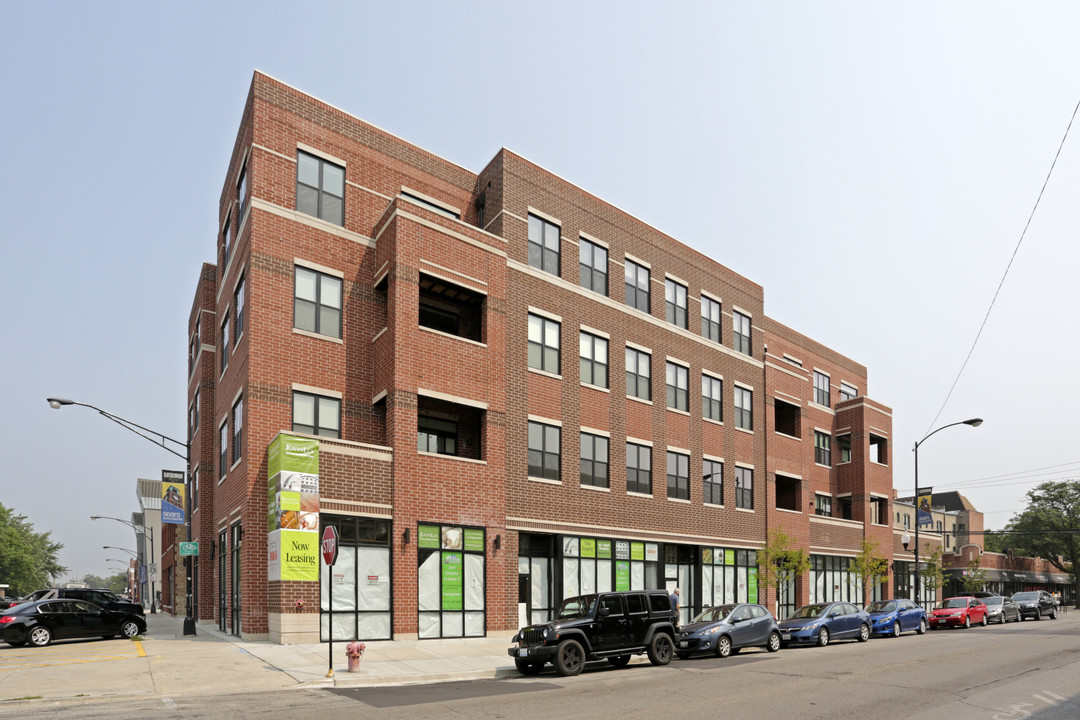 RavenLux Apartments in Chicago, IL - Building Photo