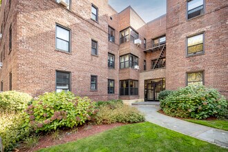The Russell House South in Great Neck, NY - Building Photo - Building Photo