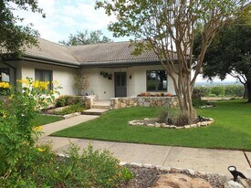 1713 Clubhouse Hill Dr in Spicewood, TX - Building Photo