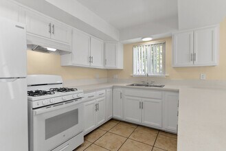 1022 El Camino Dr in Costa Mesa, CA - Building Photo - Building Photo