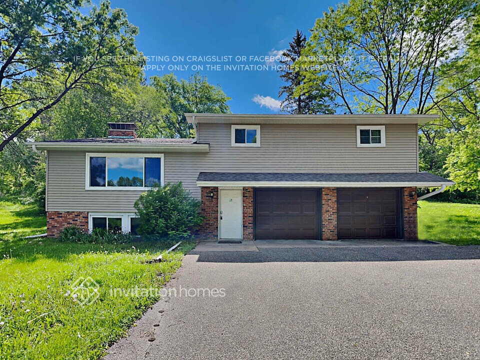 5975 County Rd 26 in Mound, MN - Foto de edificio
