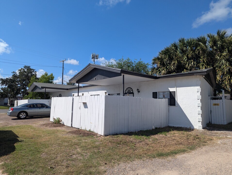 201 W 1st St in La Feria, TX - Building Photo