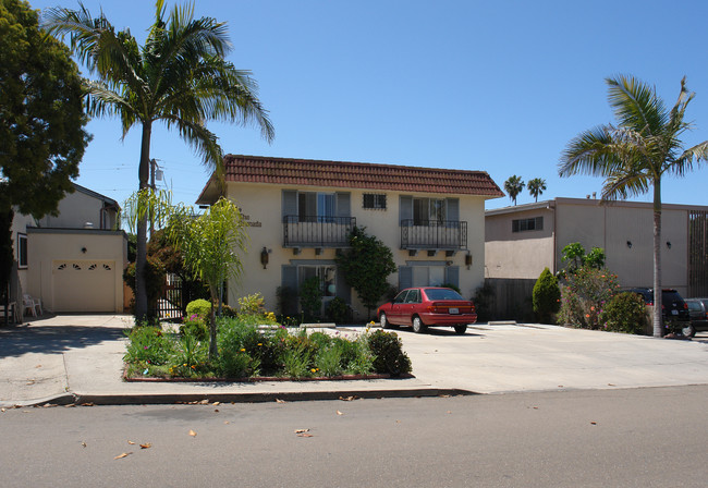 1569 Chalcedony St in San Diego, CA - Foto de edificio - Building Photo