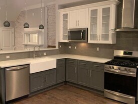 125 W Sharpnack St in Philadelphia, PA - Building Photo