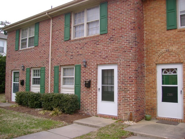 415 Barberton Dr in Virginia Beach, VA - Building Photo