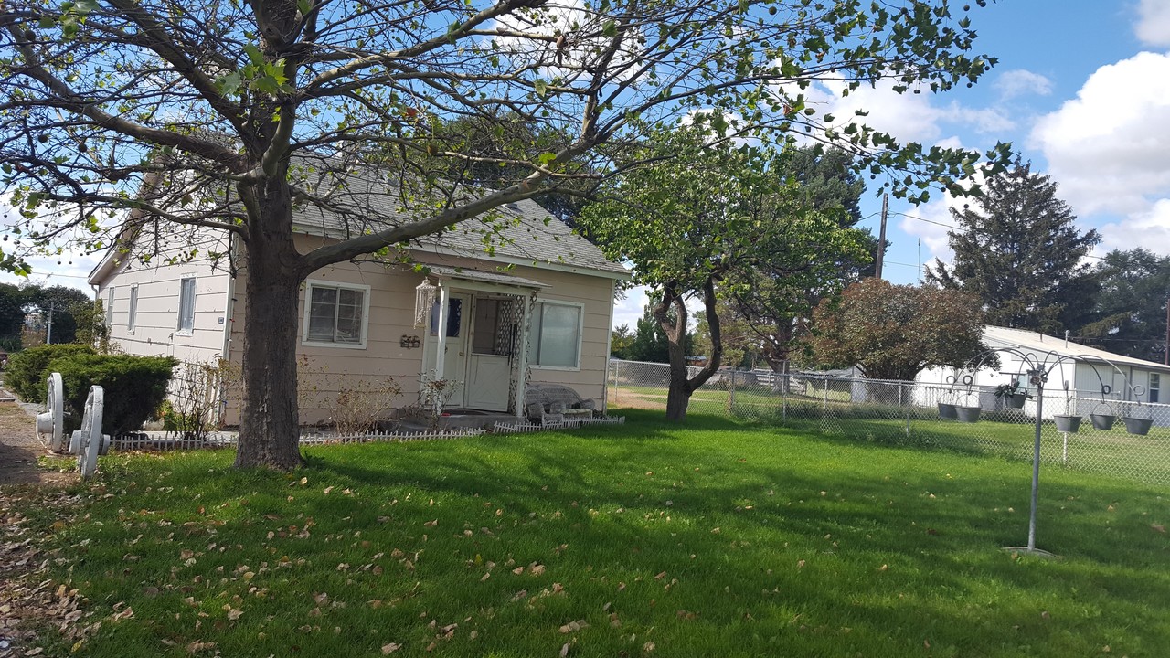 Stratford Rd in Moses Lake, WA - Building Photo