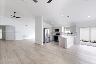 46 Gables Blvd in Weston, FL - Building Photo - Building Photo