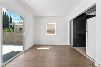 22723 Leonora Dr in Los Angeles, CA - Foto de edificio - Building Photo