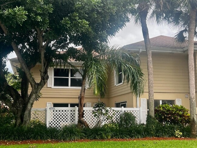 property at 4701 Roxbury Ct