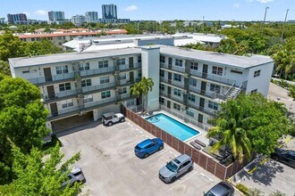 609 NE 13th Ave, Unit 102 in Fort Lauderdale, FL - Building Photo - Building Photo