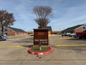 Medlin Square in Arlington, TX - Foto de edificio - Building Photo