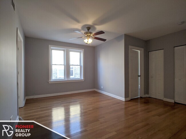 5029 N Harding Ave, Unit 2 in Chicago, IL - Building Photo - Building Photo
