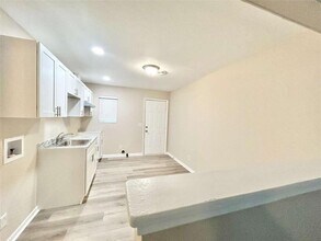 6454 Raymond Dr in Union City, GA - Building Photo - Building Photo