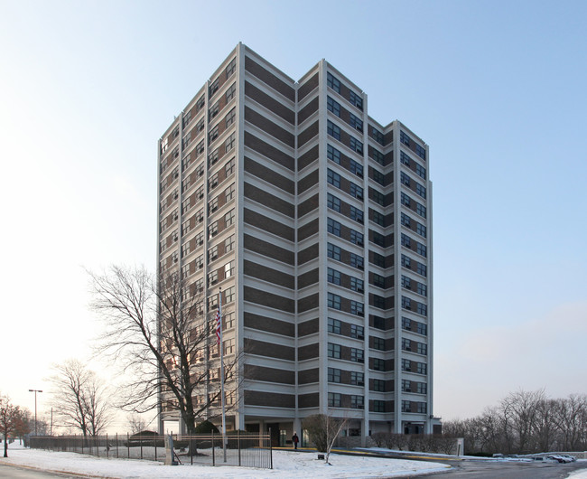 Marquette Manor in Cincinnati, OH - Building Photo - Building Photo