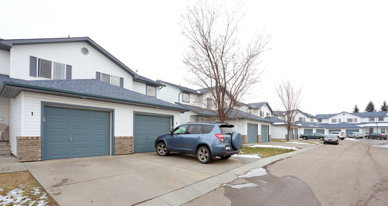 3 Grove Meadow Dr in Spruce Grove, AB - Building Photo