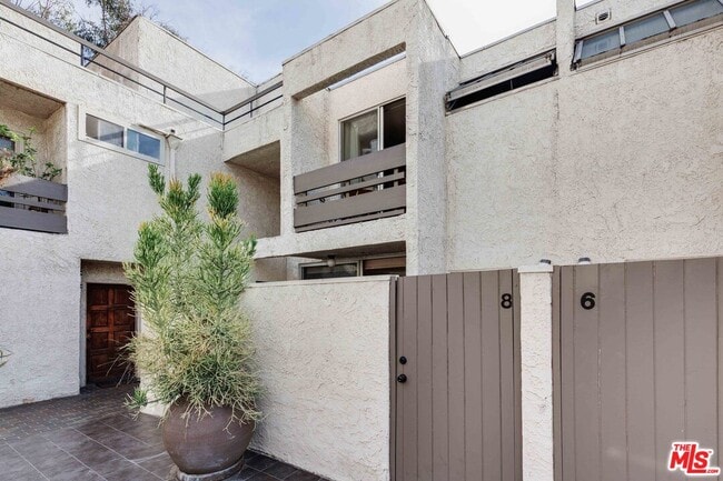 960 N San Vicente Blvd in West Hollywood, CA - Building Photo - Building Photo
