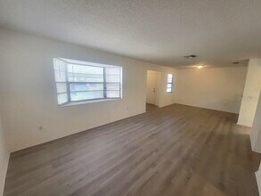 11411 Pike Ct in New Port Richey, FL - Foto de edificio - Building Photo