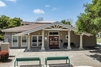 Corona Ranch in Petaluma, CA - Foto de edificio - Building Photo