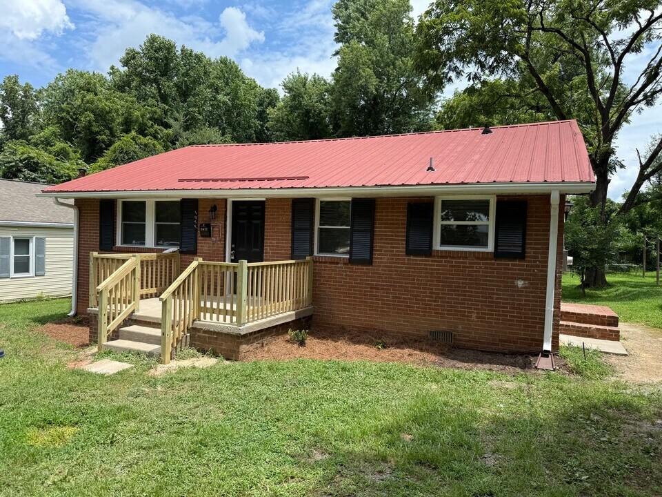 1977 Bloomfield Dr in Winston-Salem, NC - Building Photo