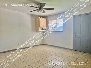 1005 Spooner St in Pasadena, TX - Building Photo - Building Photo