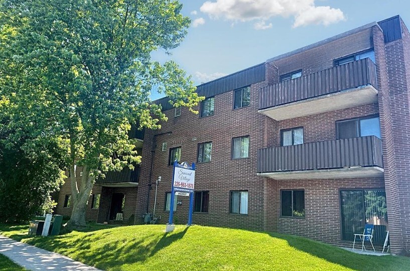 Suncoast Village in Goderich, ON - Building Photo