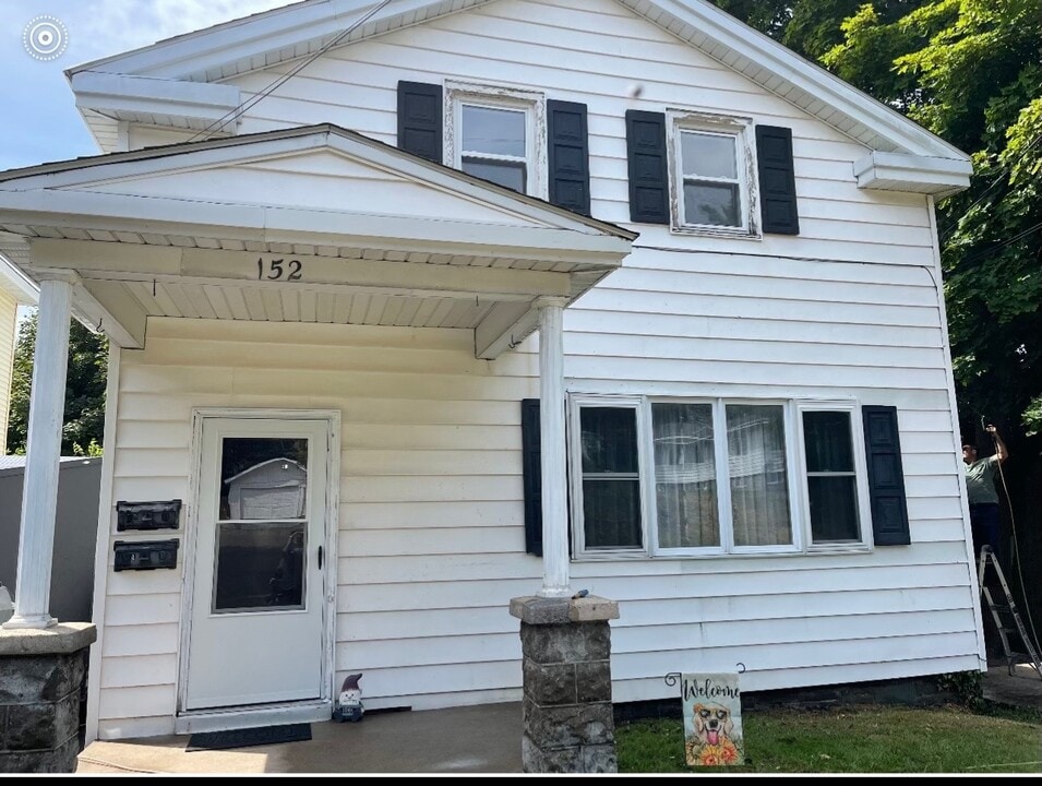 152 E 5th St, Unit A in Oswego, NY - Building Photo