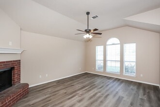 8600 Cove Meadow Ln in Fort Worth, TX - Foto de edificio - Building Photo