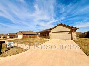 11009 NW 100th St in Yukon, OK - Building Photo - Building Photo