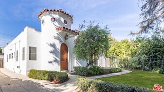 1557 N Stanley Ave in Los Angeles, CA - Building Photo