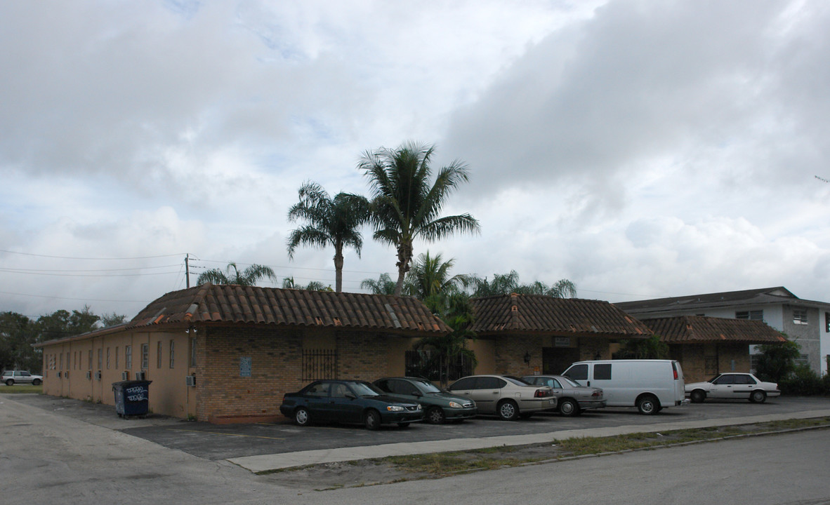 Caribbean Apartments in Hollywood, FL - Foto de edificio