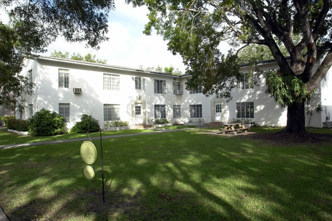 735 Almeria Ave in Coral Gables, FL - Building Photo - Building Photo