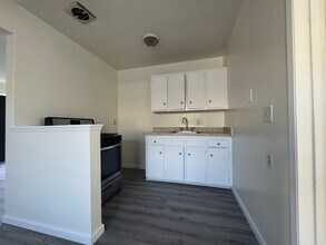 2209 E Westport Dr in Anaheim, CA - Foto de edificio - Building Photo