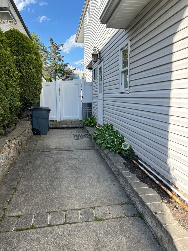 183 Merrill Ave in Staten Island, NY - Building Photo - Building Photo