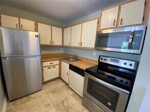 7220 NW 179th St in Hialeah, FL - Foto de edificio - Building Photo