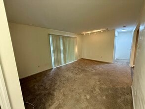 991 Manor Ln, Unit F in Columbus, OH - Foto de edificio - Building Photo