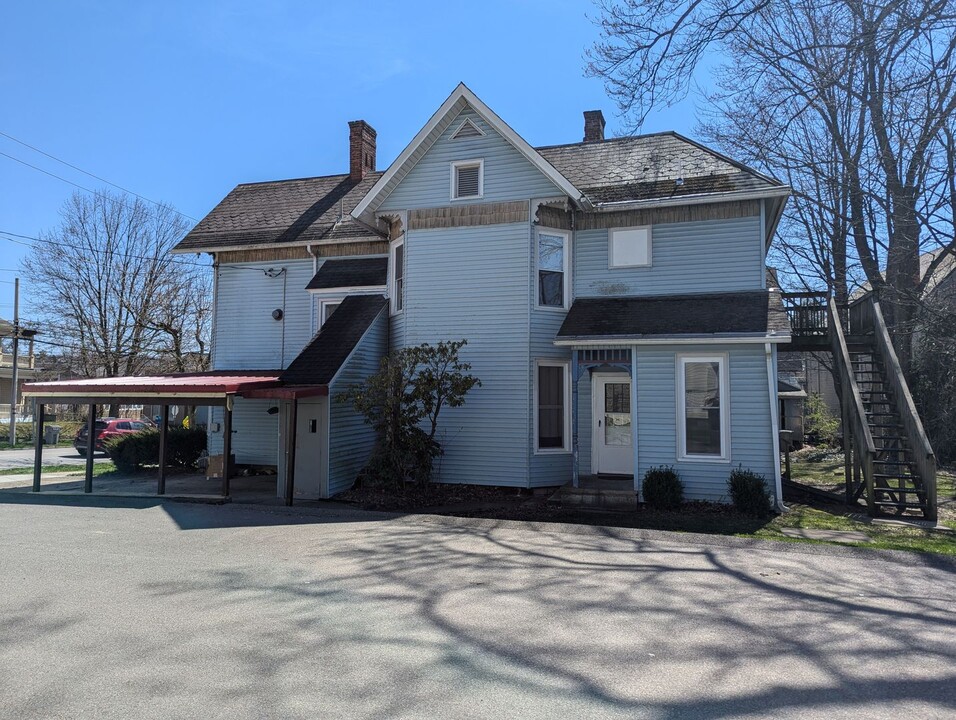 740 Park Ave in Meadville, PA - Foto de edificio